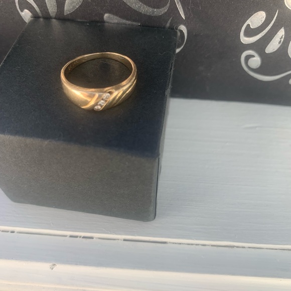 14K Yellow Gold Wedding Band Ring - Picture 9 of 11